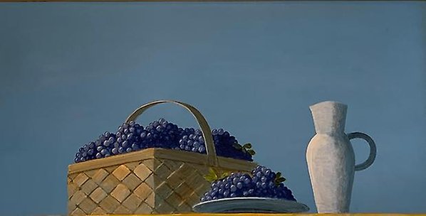 målning med blåa bär i en korg och på ett fat med en vit mjölkanna bredvid på en blå bakgrund