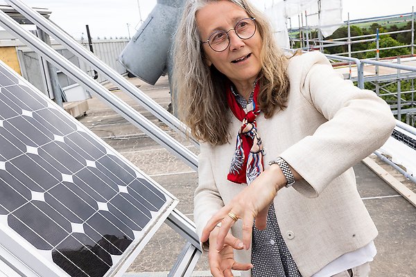 Marika Edoff står och visar solceller.