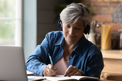 Äldre kvinna studerar
