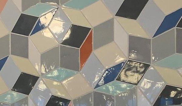 geometrisk dekoration i glansigt kakel i blandade färgar