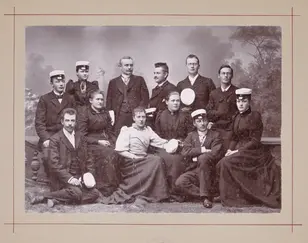 Svartvitt gruppfotografi från 1800-talet med kvinnliga och manliga studenter