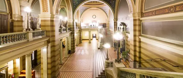 Interiör från universitetshusets trapphall med tänd belysning
