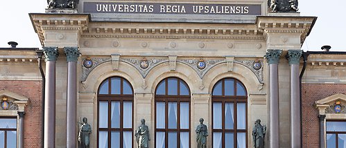 Universitetshusets yttre fasad med huvudentrén