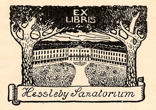 Bild på exlibris, svart linjeteckning med en avlång byggnad i fonden omgiven av träd med stam och lövverk samt ett band med text på.
