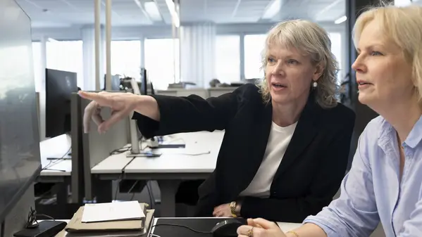 Maria Gunther Axelsson with colleague and medical reporter Anna Bratt at Dagens Nyheter’s newsroom.