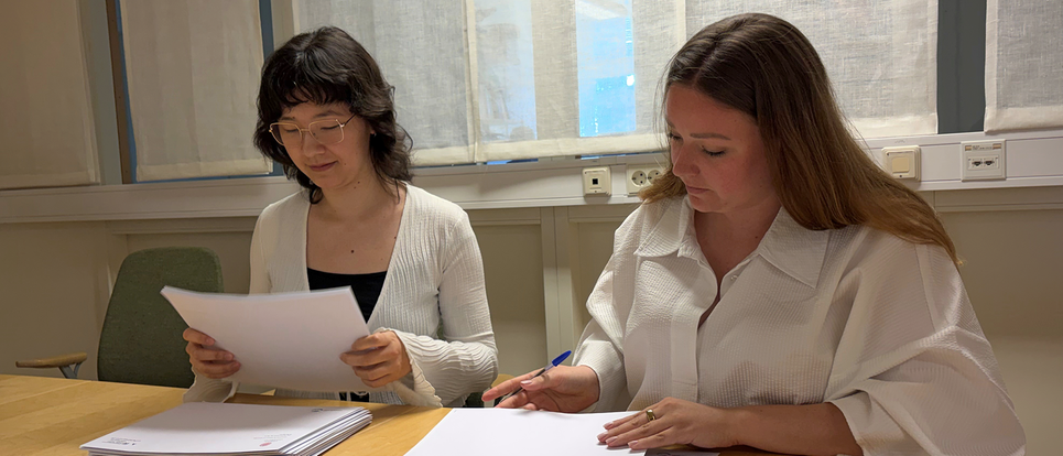 Louise Asberg Dun och Christina Reuther förbereder kuvert för utskick
