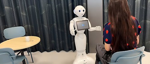 robot och flicka interagerar.