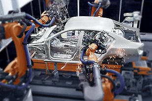 Industrirobot som tillverkar en bil.