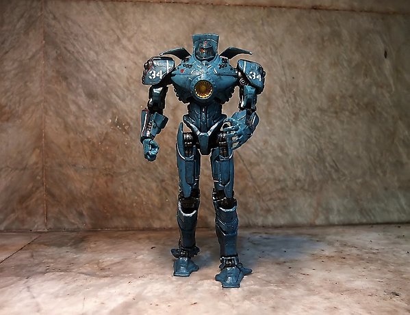 AI bild av stående robot mot beige bakgrund.