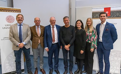 Rektor tillsammans med Årets alumn 2022 Richard Bergström, tillsammans med representanter från MedFarm och Alumnföreningen Farmis