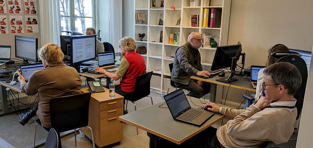 Forskare sitter vid sina datorer.