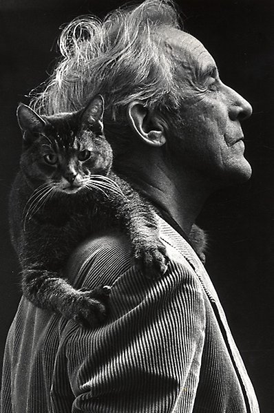 Svartvitt fotografi av Verner Aspenström med katt på axeln.
