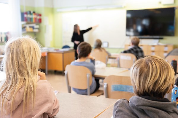 Läraraspirant undervisar elever i årskurs två i Vänge skola på Gotland.