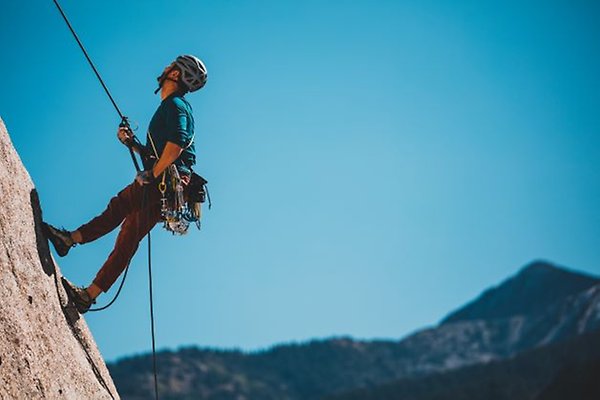 En man klättrar uppför ett berg