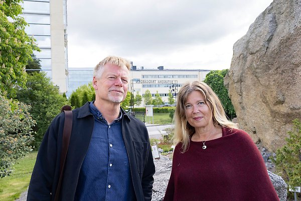 De båda forskarna står på baksidan av Blåsenhus. 