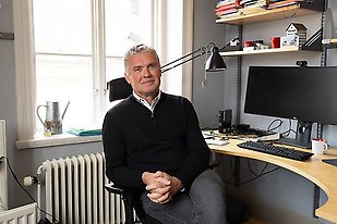 Porträtt Matz Dahlberg, sittande vid sitt skrivbord