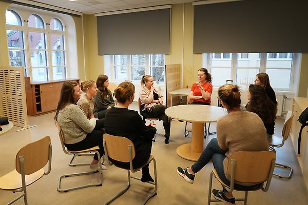 Lärarstudenter och lärare samtal i grupp på St: Hansskolan i Visby.