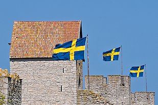Visby ringmur med svenska flaggor