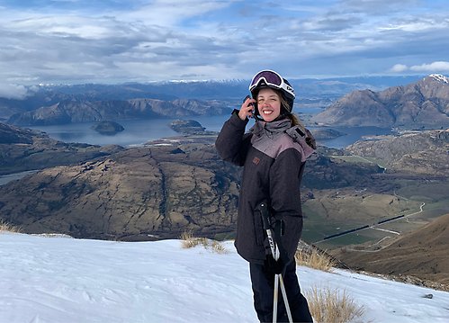 En tjej som åker skidor i Nya Zeeland.