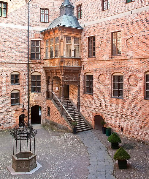 Fotografi av ingången till Gripsholms slott.