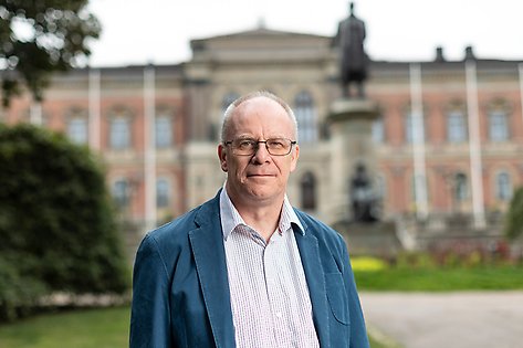 portrait of Anders Hagfeldt outside the University Main Building.