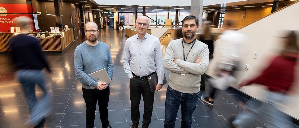 De tre forskarna mitt i vimlet på Ångströmlaboratoriet