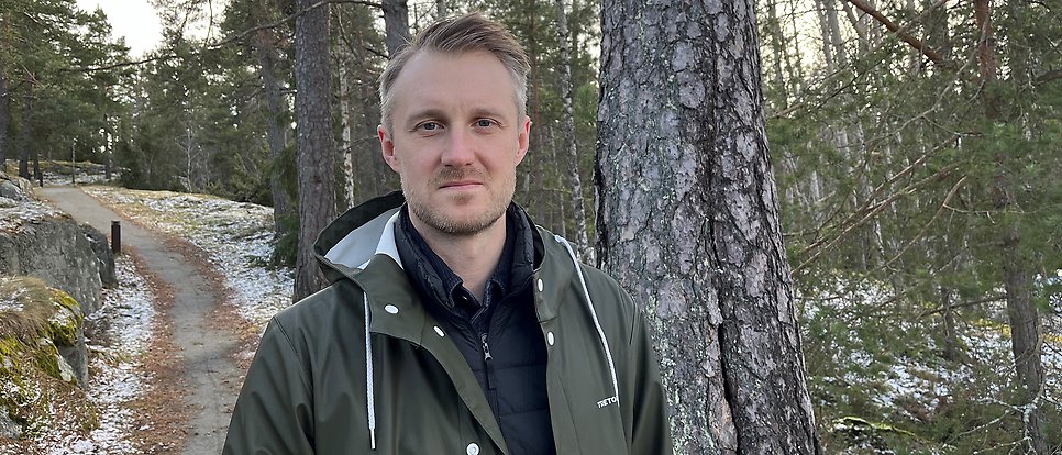 Adam Hjorthén står på en skogsstig.
