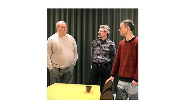 Systemutveckalrna Jimmy Ljungberg och Josef Höglund samt forskningsledaren Jonas Lindström står och samtalar glatt.